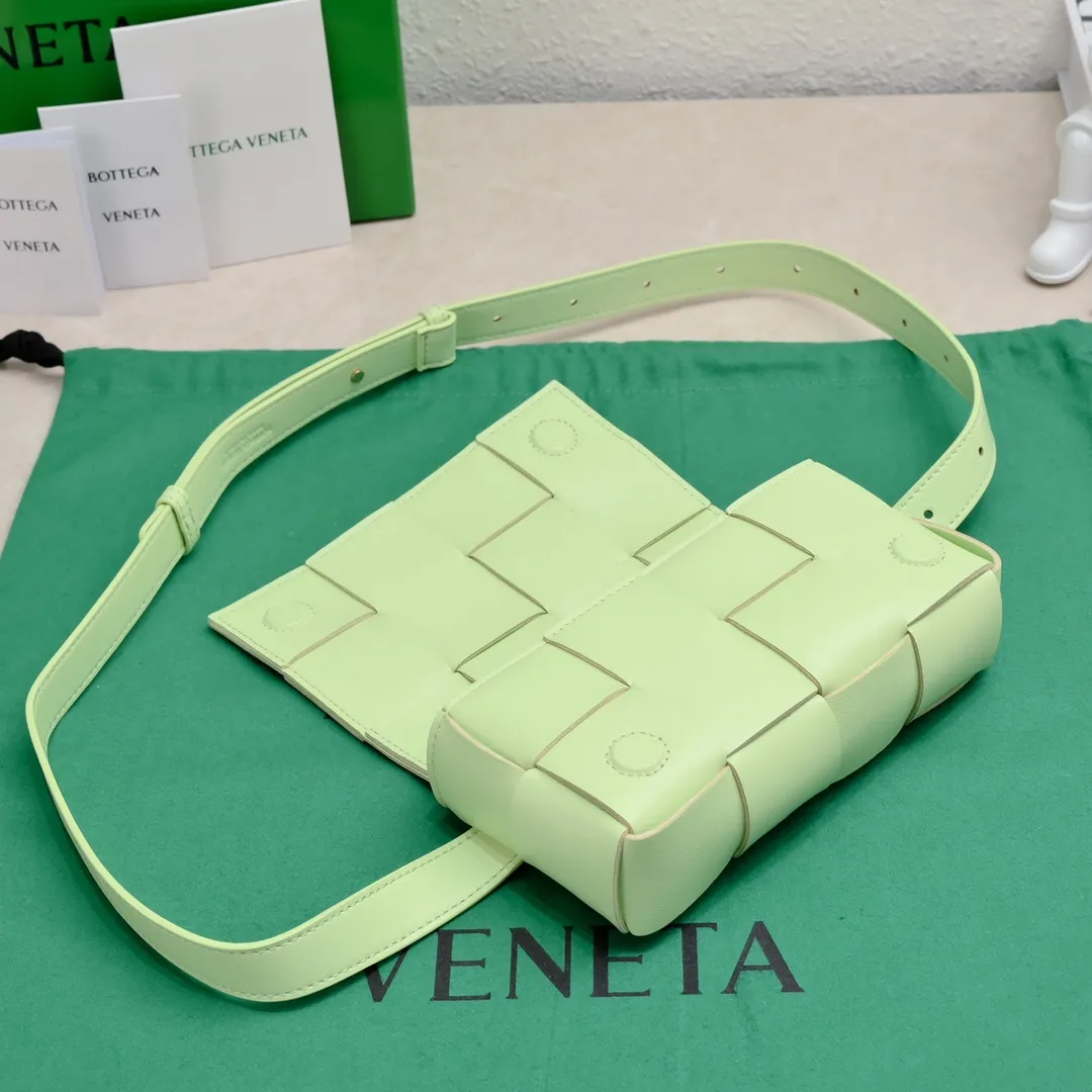#𝐓𝐇𝐄 𝐁𝐄𝐋𝐓 𝐂𝐀𝐒𝐒𝐄𝐓𝐓𝐄 Checkered waist bag🔻 The hot cassette has a new style. The lambskin material is very light and has the same high-grade touch as always. It can be used as a handbag, waist bag, crossbody, or shoulder bag. Small and exquisite but very easy to use, it is stress-free to install iPhone plus, 💄lipstick 🕶️sunglasses! It continues the square shape of the cassette bag and does not deform after loading. It has a very concave shape! 【6815#】 Size: 17.5*9.5*5cm